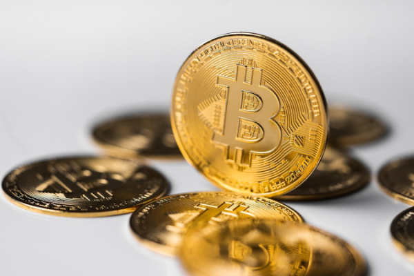 Биткоин опустился ниже $97 тысяч, а Ethereum потерял больше всего за сутки