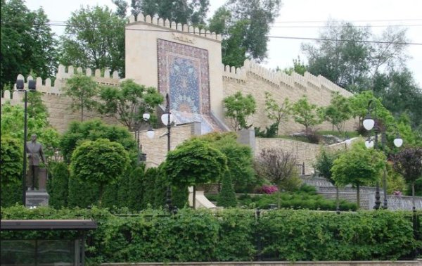 РФ повредила посольство Азербайджана в Киеве: как выглядит сквер Алиева (фото, видео)