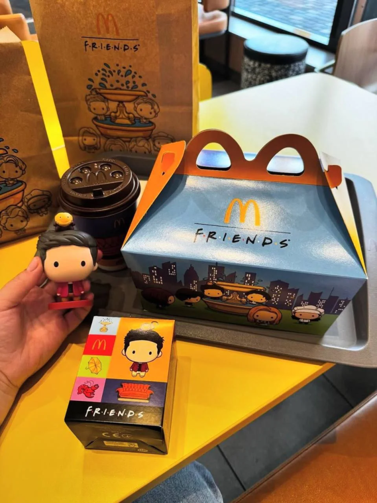 Фігурки героїв серіалу Друзі в McDonald’s - яка ціна, де купити, та які сувеніри пропонують