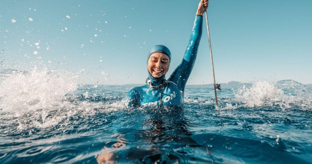 Українська фрідайверка Катерина Садурська встановила світовий рекорд на глибині 86 метрів без ластів у Домініці