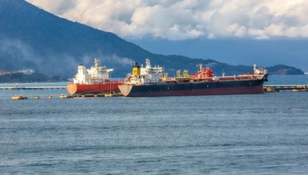 Євросоюз і G7 розглядають можливість заборони морських послуг для експорту нафти з РФ – Reuters