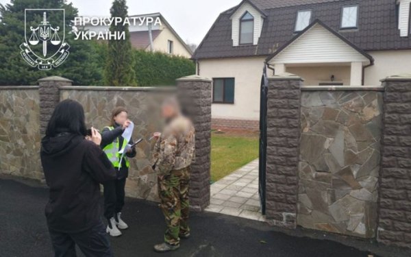 Прокурори повідомили про підозру киянину, який побудував кафе-бар без жодних документів