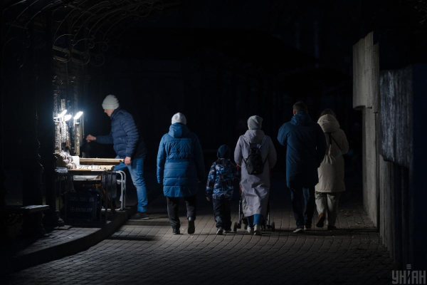 Відключення світла 7 грудня: енергетики показали графіки неділі