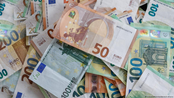 Евро вырос на межбанке, а в обменниках его продают за 50 грн