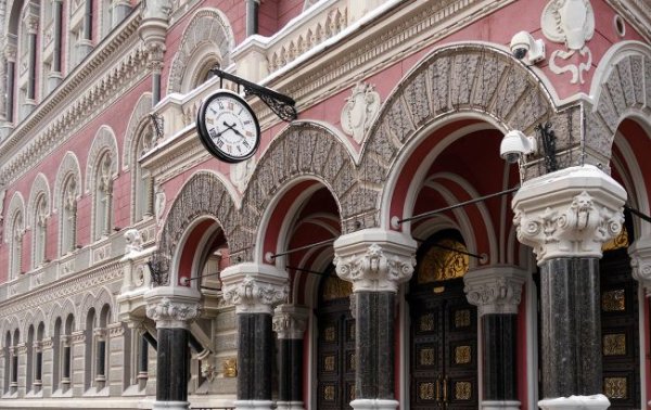 НБУ немного снизил курс доллара