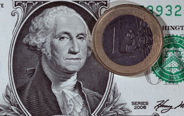 НБУ немного снизил курс доллара и евро