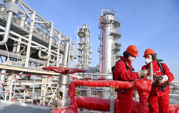 Нефть продолжает расти на мировом рынке: в Bloomberg назвали причины