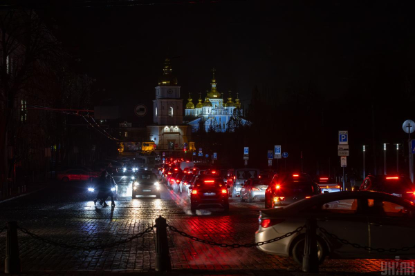 ДТЕК переписав графіки відключень для деяких регіонів: в кого буде менше годин зі світлом