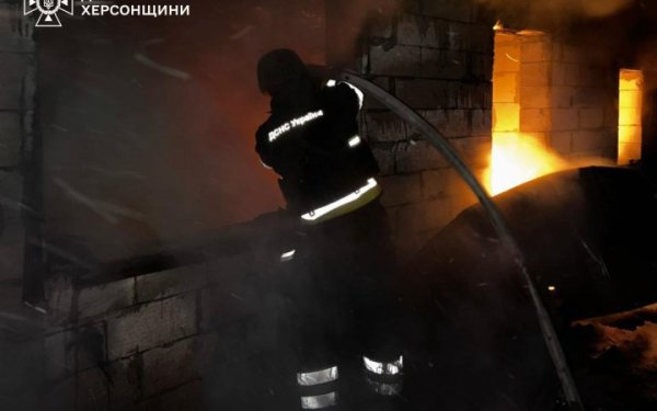 Росіяни завдали удару по Херсону: виникли пожежі, постраждала цивільна