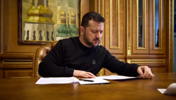 Зеленський підписав закон про створення в Україні поштового банку