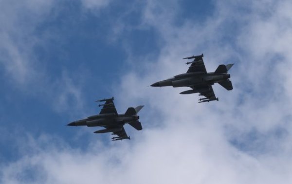 Украинские F-16 могли получить ракеты для самого дешевого уничтожения “Шахедов”, – СМИ