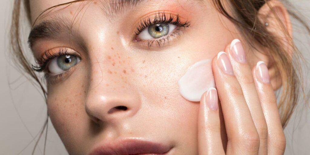 Тренд 2025 року – чому skin minimalism 2.0 змінює догляд за шкірою Що таке skin minimalism і чому це новий тренд