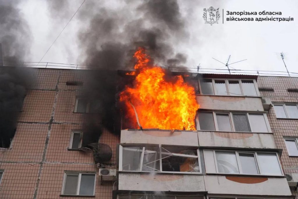 В Запоріжжі атакували житловий будинок — подробиці авіаудару Авіаудар по Запоріжжю: пошкоджено багатоповерхівку