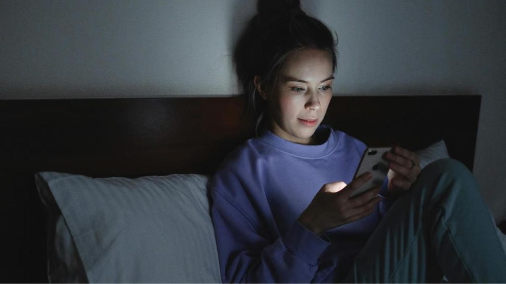 Що буде, якщо не вимикати Wi-Fi і Bluetooth на ніч – міфи, реальні ризики та факти Що буде, якщо не вимикати Wi-Fi і Bluetooth на ніч: вплив на сон, здоров’я, безпеку даних і роботу смартфона.