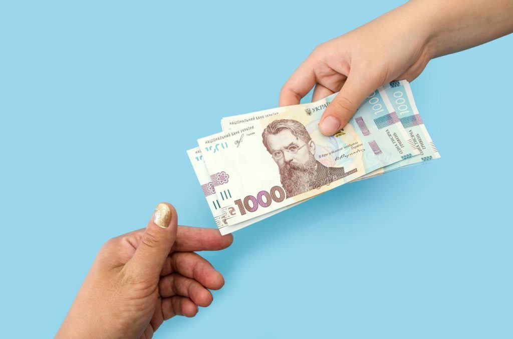 МЗП, пенсії, податки – що зміниться з початку 2026 року Січень 2026: мінімальна зарплата, податки і виплати