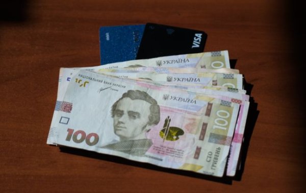 Средняя зарплата в Украине выросла: где платят больше и меньше всего