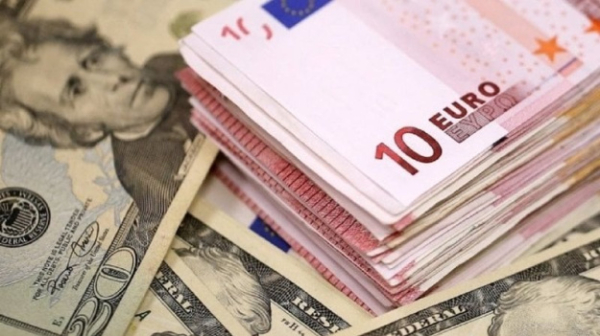 Курс валют: доллар на межбанке немного подешевел