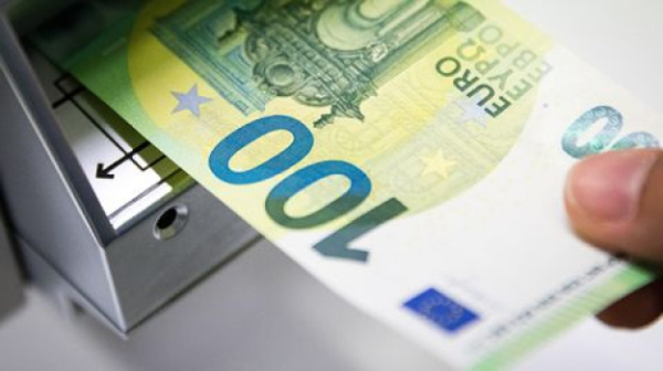 Официальный курс евро впервые пересек отметку 51 гривна