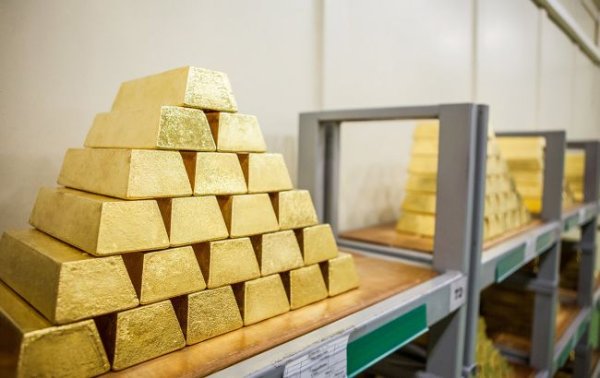 Цена золота продолжает рекордно расти и приближается к 5600 долларов