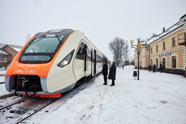 На Київщині через аварію на ЛЕП затримали низку поїздів