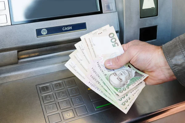 Средняя зарплата в Украине в ноябре выросла на 0,9% — до 27 167 грн