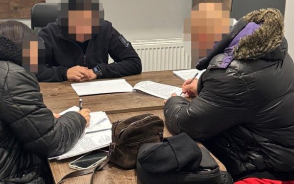 ДБР викрило правоохоронця, який виманював гроші у пенсіонерів, представляючись співробітником банку