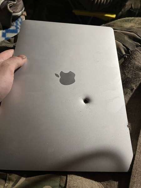 «Какой уровень защиты у M1?»: в сети показали MacBook Air после попадания отломка от ствольного оружия