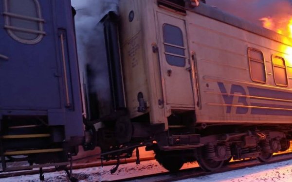Росіяни атакували дронами пасажирський поїзд на Харківщині, є поранені