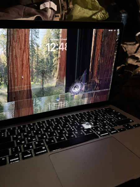 «Какой уровень защиты у M1?»: в сети показали MacBook Air после попадания отломка от ствольного оружия