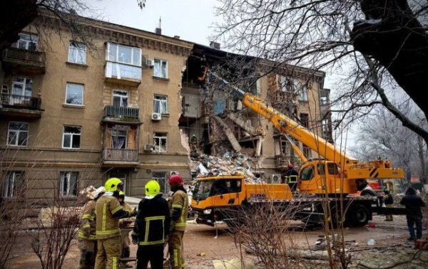 Разбитый дом в центре Одессы, под завалами ищут людей: все о массированном ударе РФ