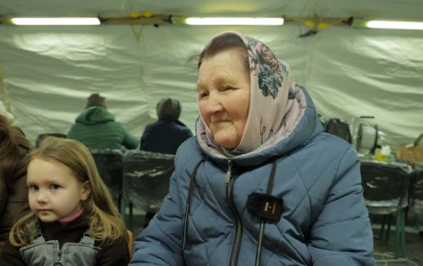 “Никто никуда не поедет”. Репортаж с Троещины, где люди живут без отопления