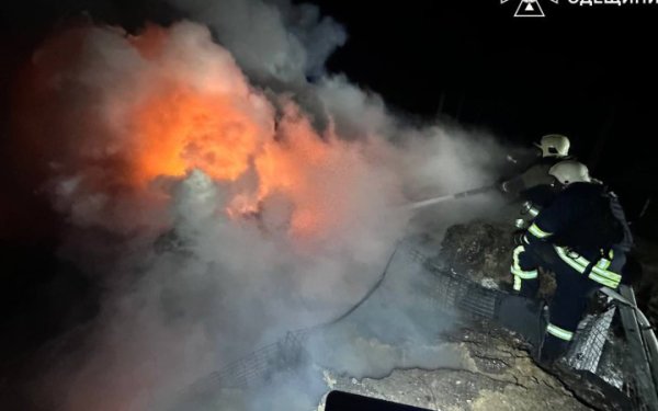 Росіяни вдарили по енергетиній інфраструктурі Одещини, виникли пожежі