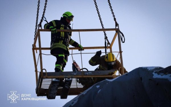 ДСНС завершила роботи на місці удару Росії по поштовому терміналу біля Харкова
