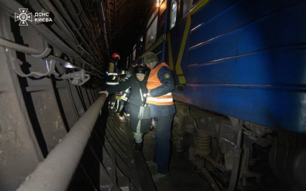 Рятувальники вивели майже 500 людей під час вимушеної зупинки метро в Києві, – ДСНС