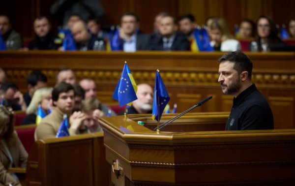 У Зеленского отреагировали на “инсайд” FT о выборах и референдуме в Украине