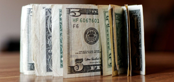 НБУ с начала года потратил почти $5,7 млрд на поддержку гривны, полностью остановив покупку валюты