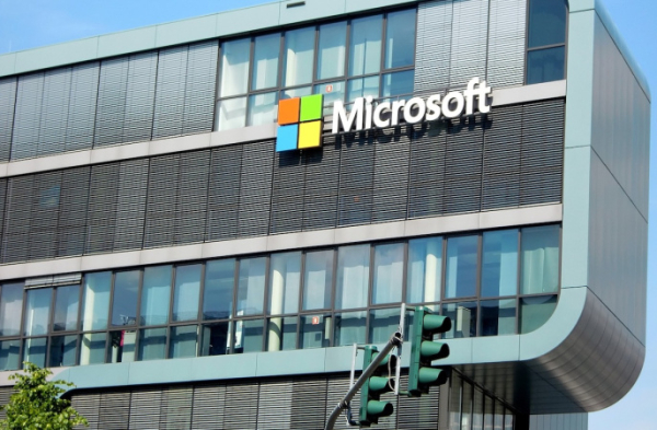 Microsoft потеряла $360 млрд за день: акции компании упали на 10%