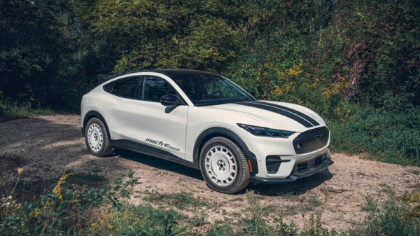 Ford добавляет плату за багажник в Ford Mustang Mach‑E 2026