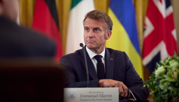 Макрон пропонує ЄС запровадити повну заборону морських сервісів для експорту нафти РФ