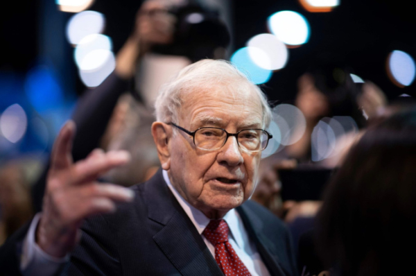 Последние подсказки Баффета: Berkshire Hathaway сокращает долю в техгигантах и инвестирует в медиа