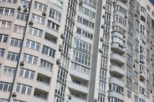 З порожніх будівель зроблять житло для ВПО: Кулеба пояснив, яких приміщень це стосується
