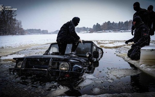 На Київському морі автомобіль з двома людьми провалився під лід