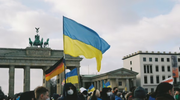 Германия советует украинцам менять статус