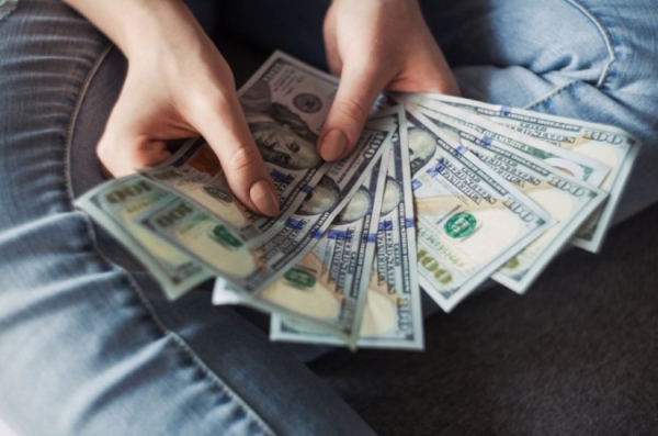 Частные переводы в Украину в январе упали почти на $1,4 млрд