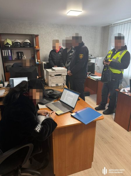 Повідомили підозри у справі про закупівлю неякісних костюмів для рятувальників на 14 млн грн