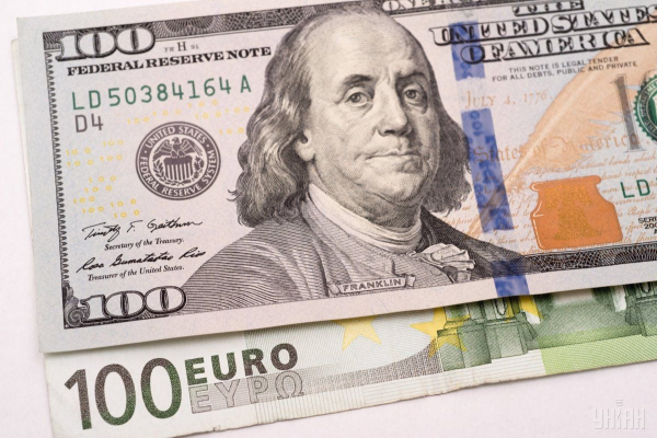 Скільки коштуватимуть 100 доларів в Україні в перший місяць весни: прогноз банкіра