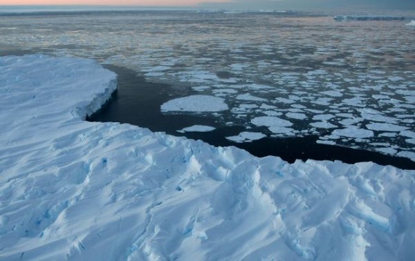Экспорт российской нефти через Балтийское море попал в ледяную ловушку, – Bloomberg