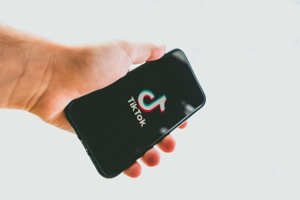 ЕС признал интерфейс TikTok вредным: платформу обязали отказаться от «бесконечной ленты»