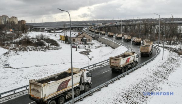 Через негоду припинили оформлення вантажівок у двох пунктах пропуску на кордоні з Молдовою