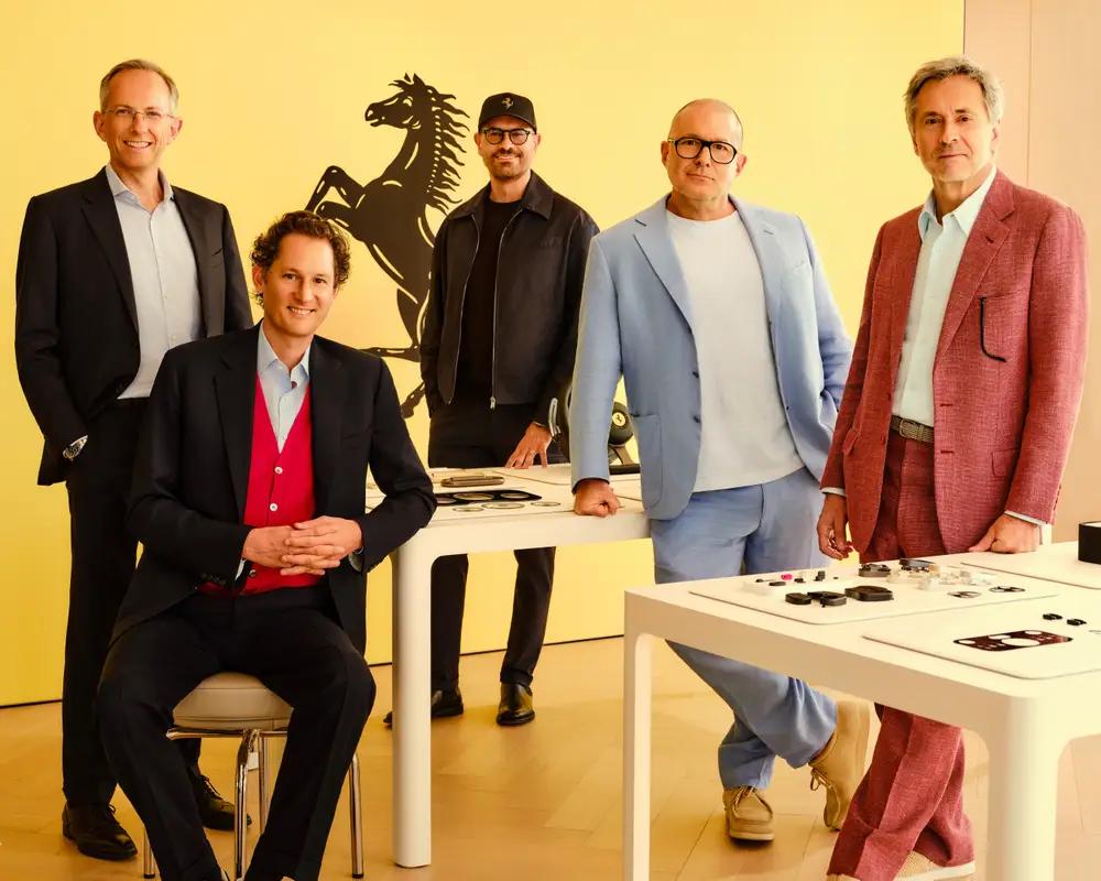 Ferrari Luce – jak wygląda wnętrze pierwszego EV Ferrari z LoveFrom: obrotowy ekran, Gorilla Glass i przyciski na kierownicy